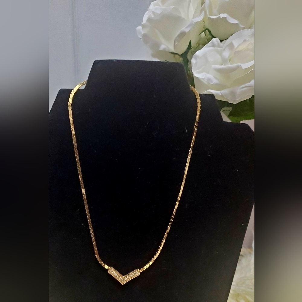 V shaped GoldTone Women’s Necklace 🌴
